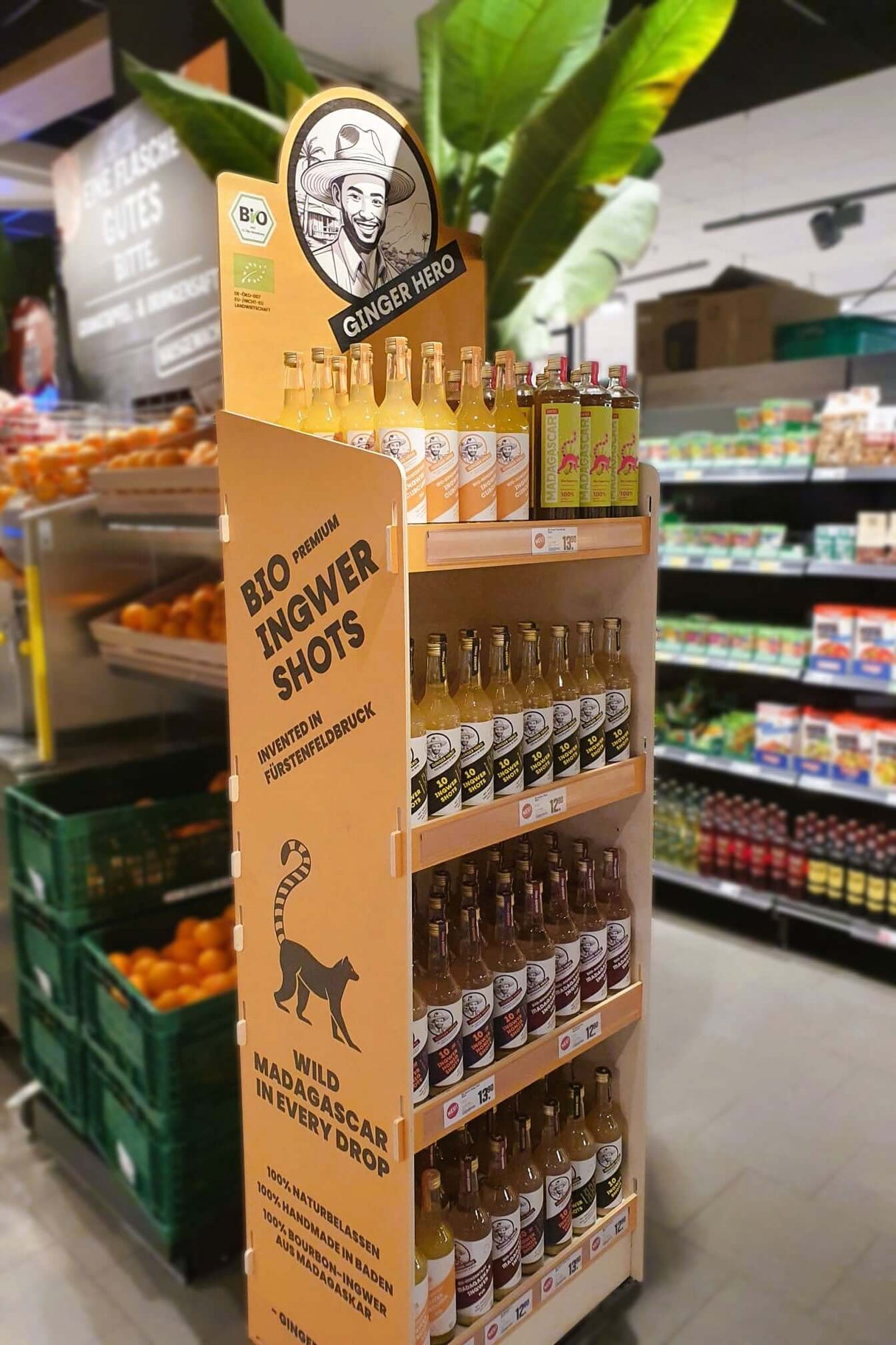 Großes, bedrucktes Verkaufsdisplay aus Holz mit Rückwand und 400mm Raster, ideal für den Point of Sale. Kundenfoto im Steckdisplay im Supermarkt für Ingwer Shots