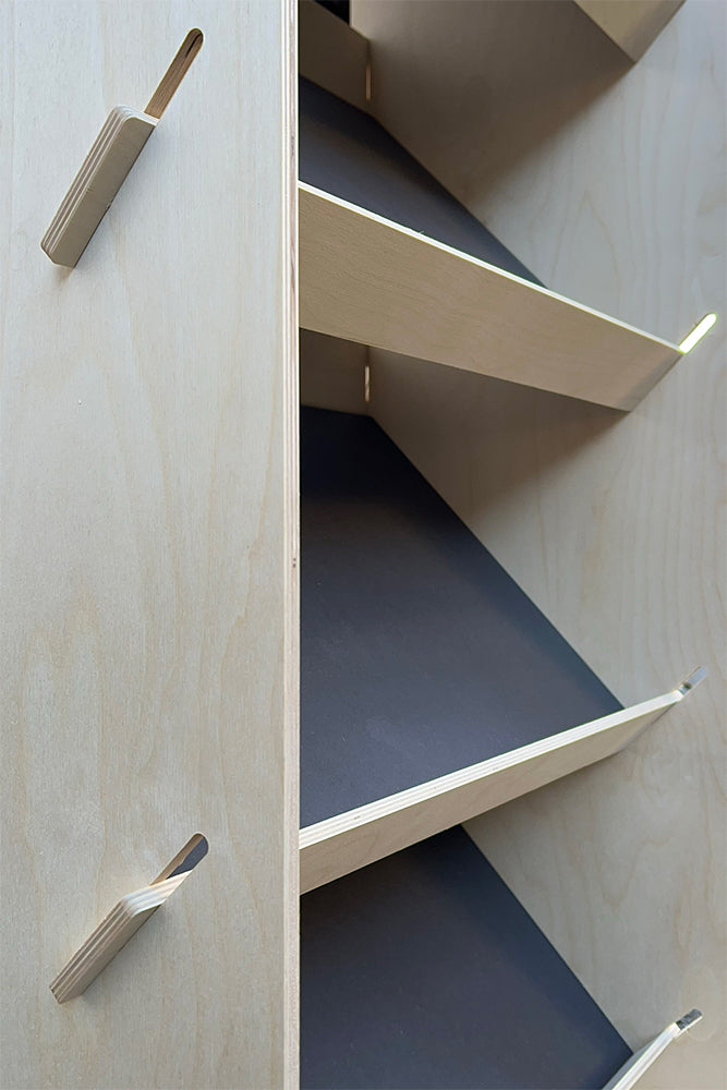 Fahrbarer Prospektständer aus Holz (A4) mit einfachem Stecksystem. Ideal für Messen, da er flach transportiert werden kann.