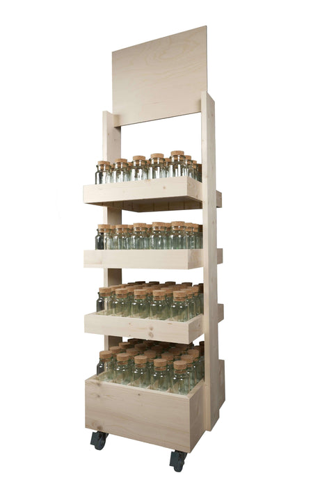 Kompaktes Mini-Verkaufsregal aus Holz, perfekt als Thekendisplay für Gewürze, Dosen oder kleine Flaschen. Modulares und flexibles Holzregal auf Rollen, dessen Fachböden für verschiedene Produkthöhen verstellbar sind.