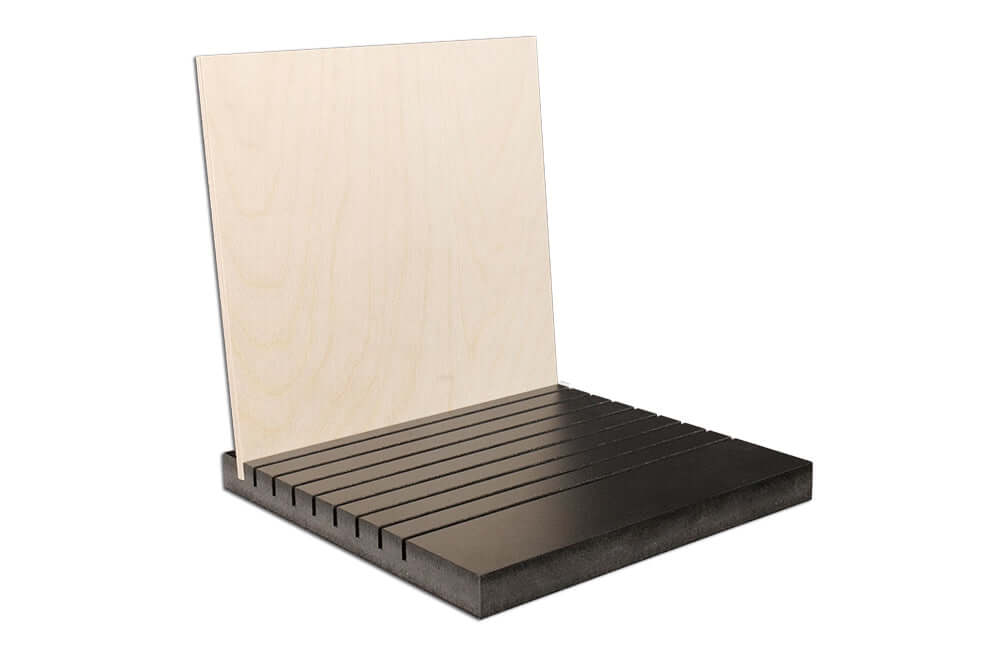 Elegantes Thekendisplay aus Birkenholz mit schwarzem MDF-Sockel, ideal für Schmuckkarten oder Einstecker.