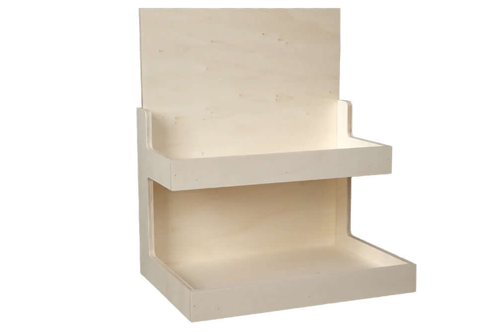 Schlichtes Thekendisplay aus hellem Pappelsperrholz mit zwei Etagen zur Warenpräsentation.