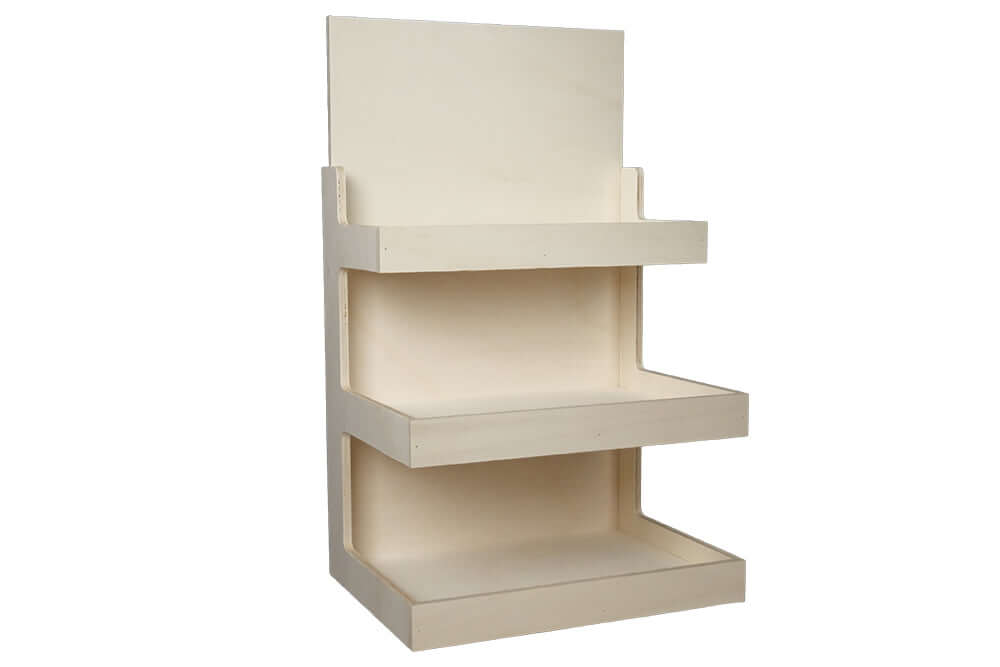 Übersichtliches Thekendisplay aus Holz mit drei Stufen zur optimalen Präsentation von Kleinwaren.