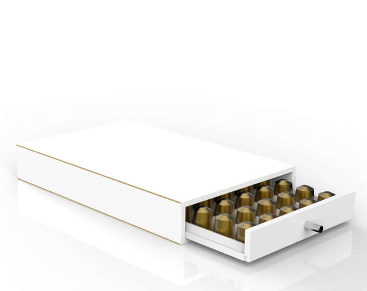 Ein weißer Kapselspender aus MDF-Holzwerkstoff mit einer Schublade zur Aufbewahrung von bis zu 50 Nespresso Kapseln. Perfekt für Küche oder Büro.
Gönnen Sie sich den Luxus einer perfekt organisierten Kaffeekapsel-Aufbewahrung mit unserem eleganten Kapselspender in Weiß und genießen Sie Ihren Kaffee in stilvollem Ambiente.