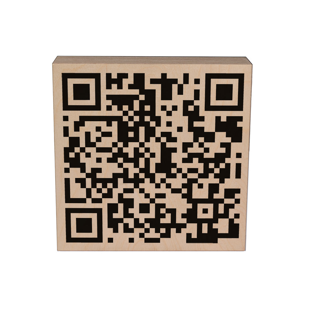 Massiver Logoblock aus Holz (150x150x50 mm) mit personalisiertem UV-Druck, ideal als Aufsteller mit QR-Code.