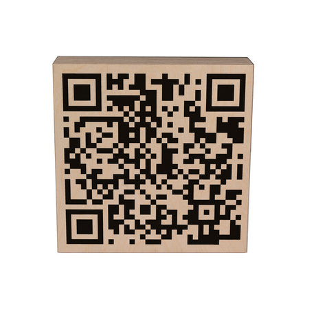 Massiver Logoblock aus Holz (150x150x50 mm) mit personalisiertem UV-Druck, ideal als Aufsteller mit QR-Code.