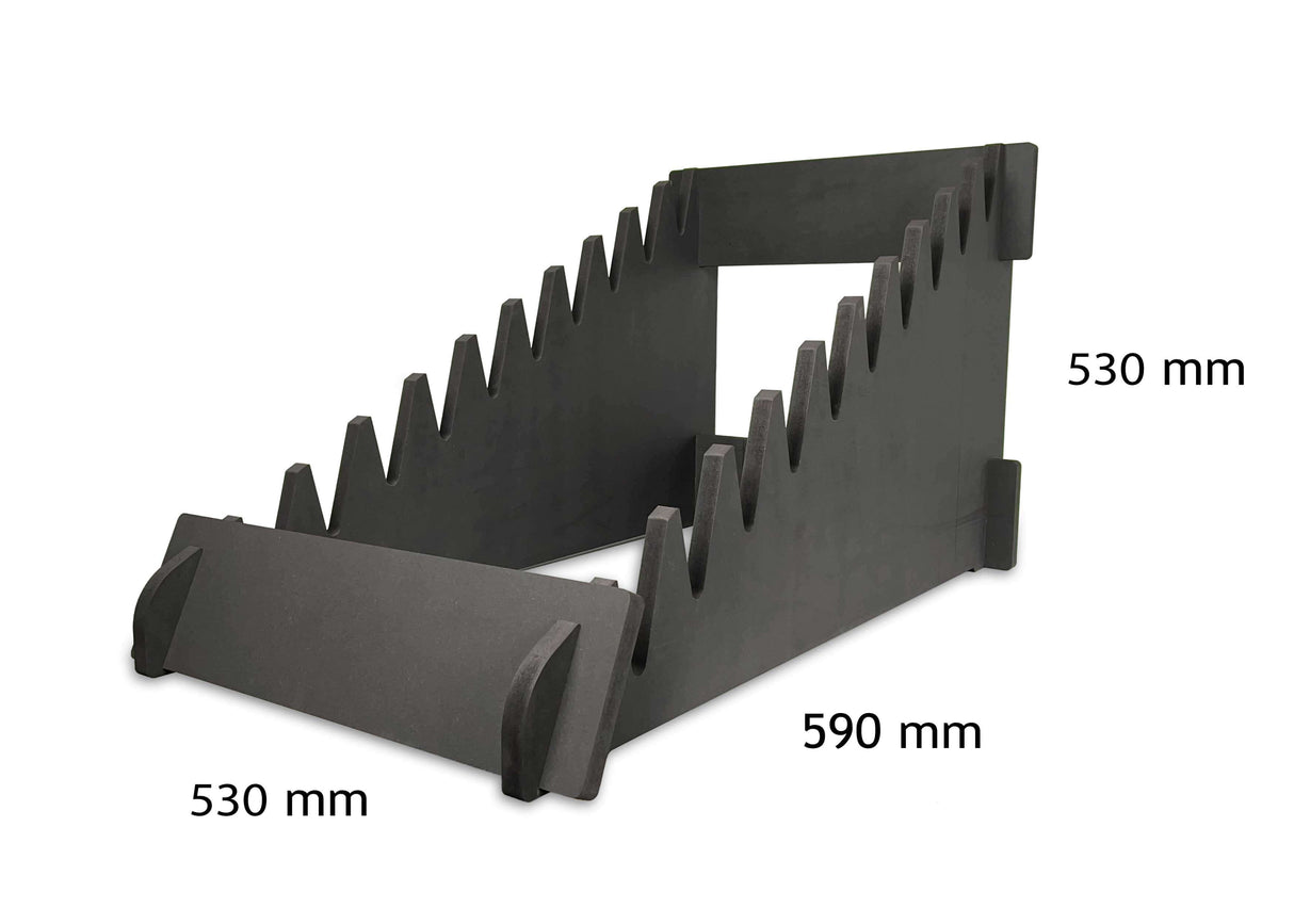 Stabiler Präsentationsständer aus schwarz durchgefärbtem MDF für bis zu 10 Mustertafeln oder Holzböden.
590x530x530 mm
