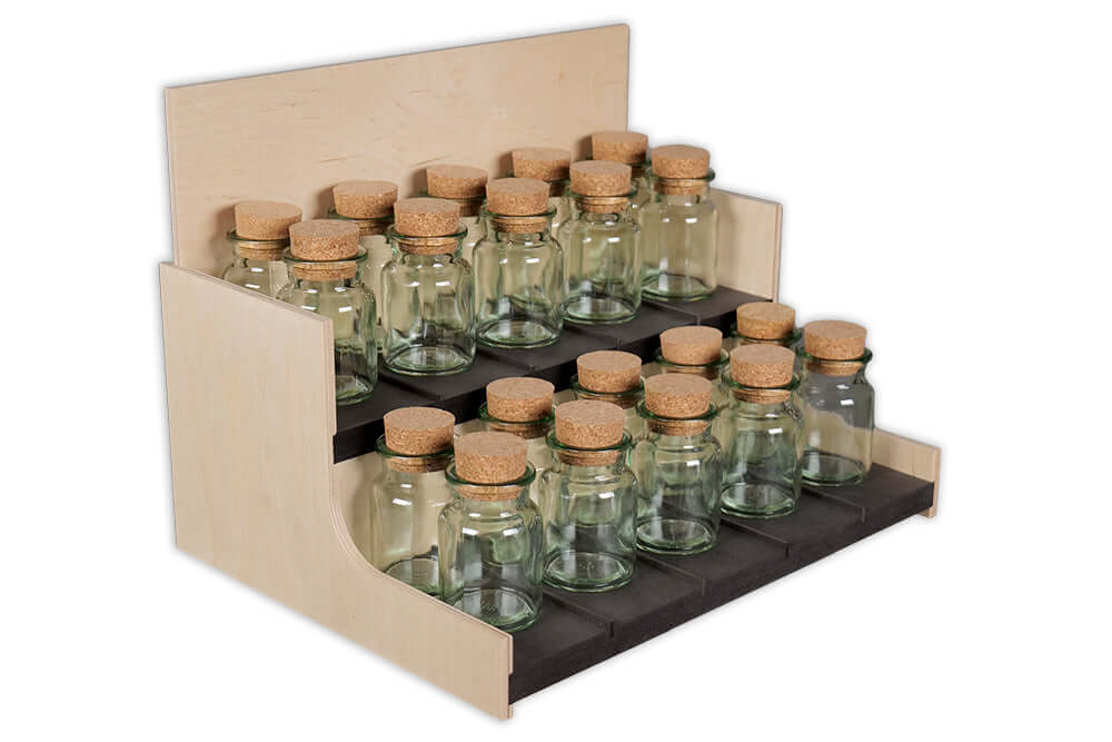 Modernes Thekendisplay aus Birkenholz mit zwei abgesetzten, schwarzen Fachböden für Dosen und Gläser.