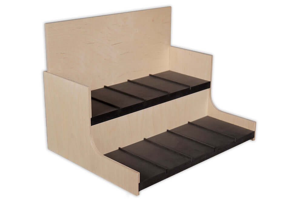 Modernes Thekendisplay aus Birkenholz mit zwei abgesetzten, schwarzen Fachböden für Dosen und Gläser.