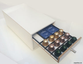 Elegante Kapselschatulle in Weiß zur stilvollen Aufbewahrung von Kaffeekapseln in Hotelzimmern oder Ferienwohnungen.