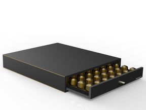 Praktischer Kapselspender in Schwarz aus MDF-Holzwerkstoff mit einer Schublade für bis zu 70 Nespresso-Kapseln.