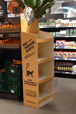 Kundenfoto im Steckdisplay im Supermarkt für Ingwer Shots