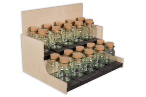 Modernes Thekendisplay aus Birkenholz mit zwei abgesetzten, schwarzen Fachböden für Dosen und Gläser.